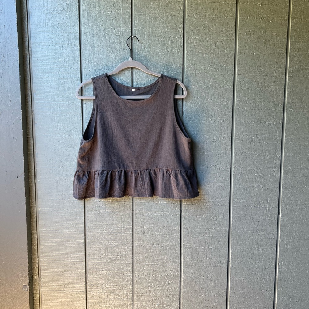 Gray Cropped Ruffles & Buttons Tank Top